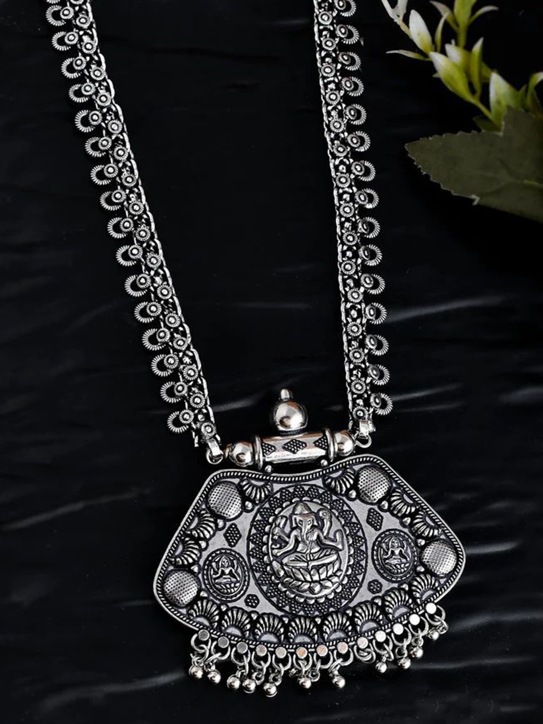 

NAMAN ARTS Silver-Plated Oxidised Spring Chain Pendant Statement Necklace