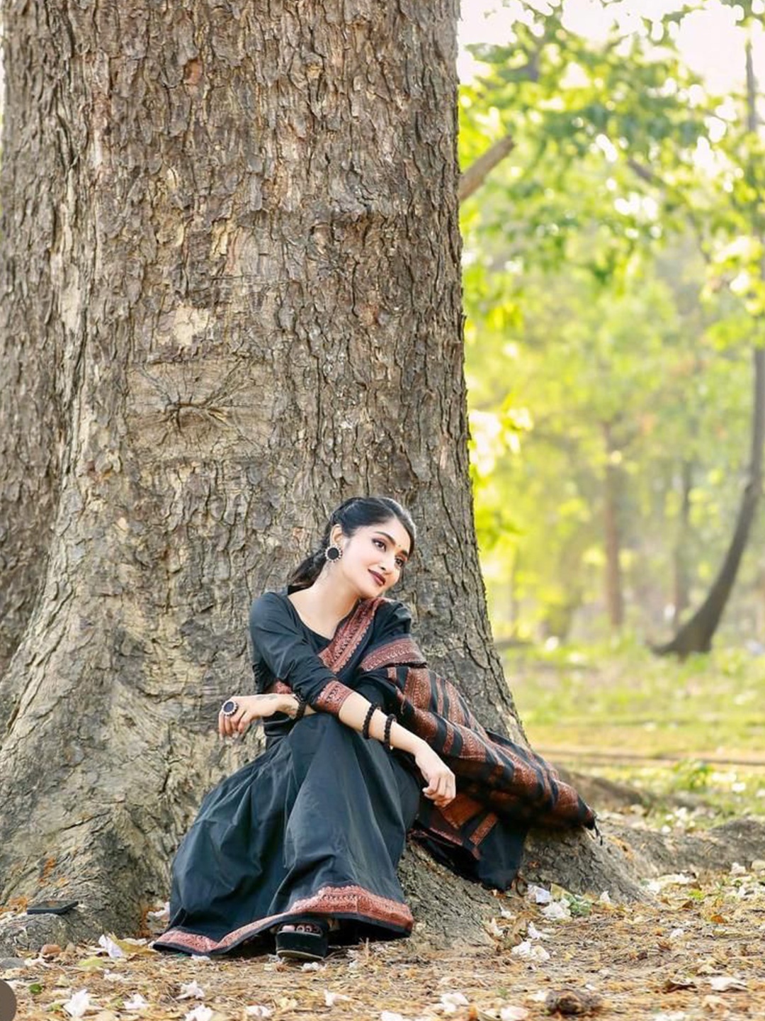 

KALINI Woven Design Zari Designer Banarasi Saree, Black