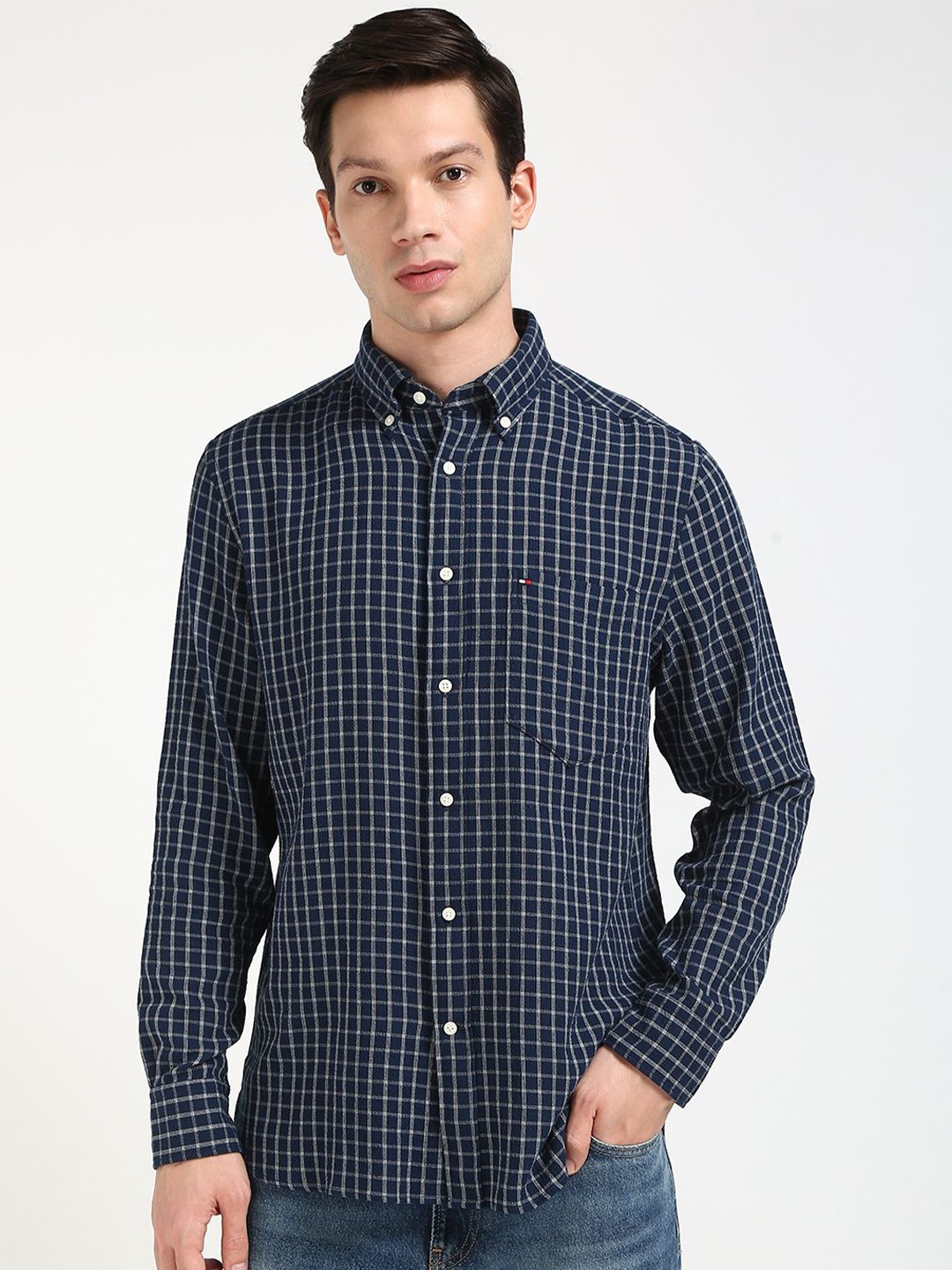 

Tommy Hilfiger Men Button-Down Collar Checked Cotton Casual Shirt, Navy blue