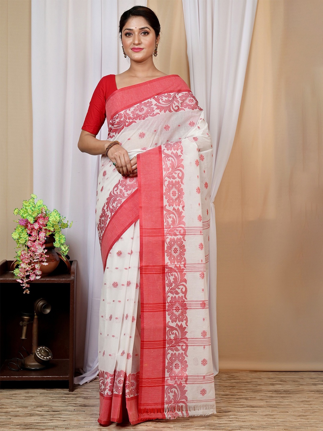 

DipDiya Woven Design Pure Cotton Handloom Taant Saree, White