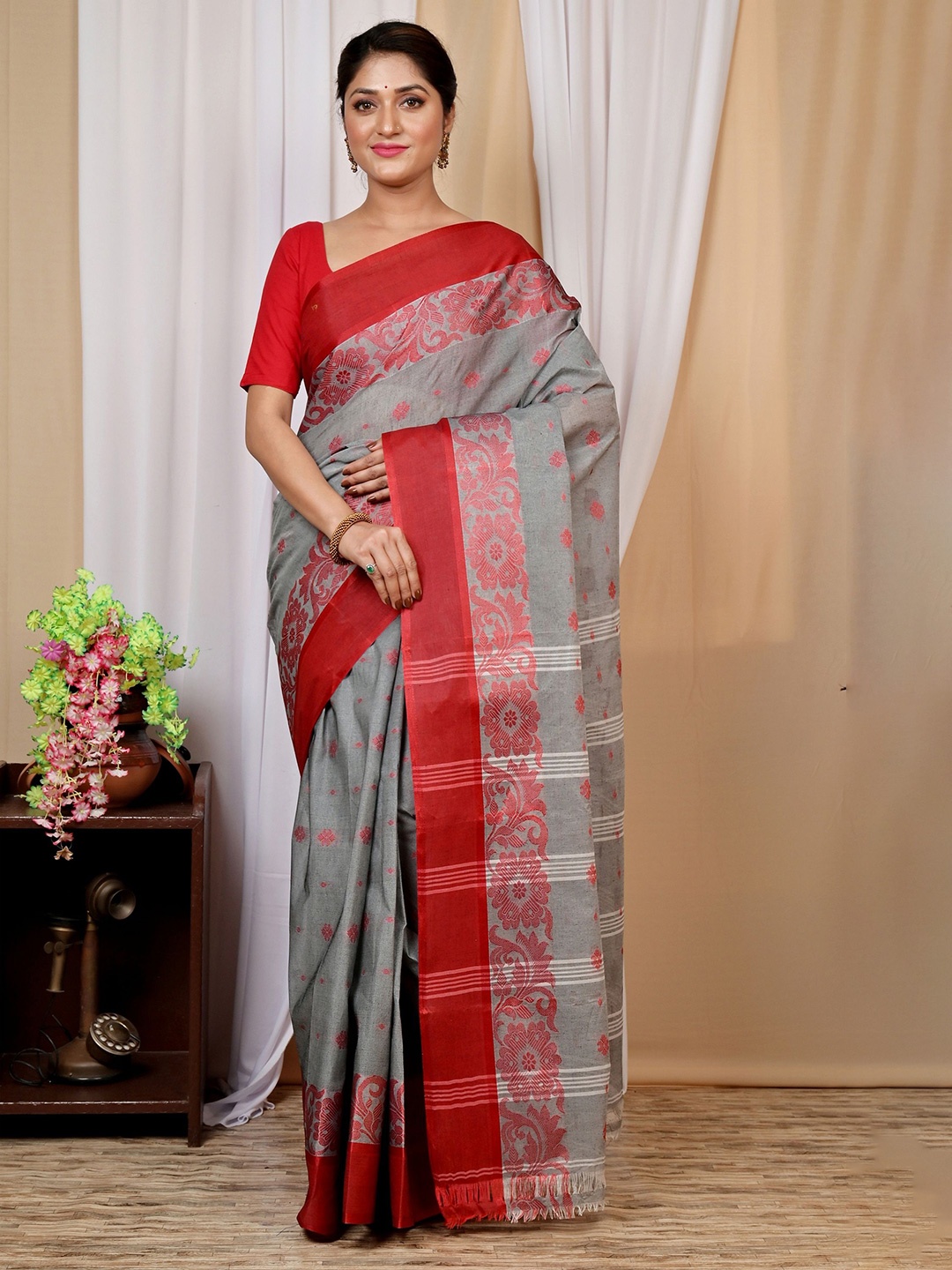 

DipDiya Floral Pure Cotton Handloom Taant Saree, Grey