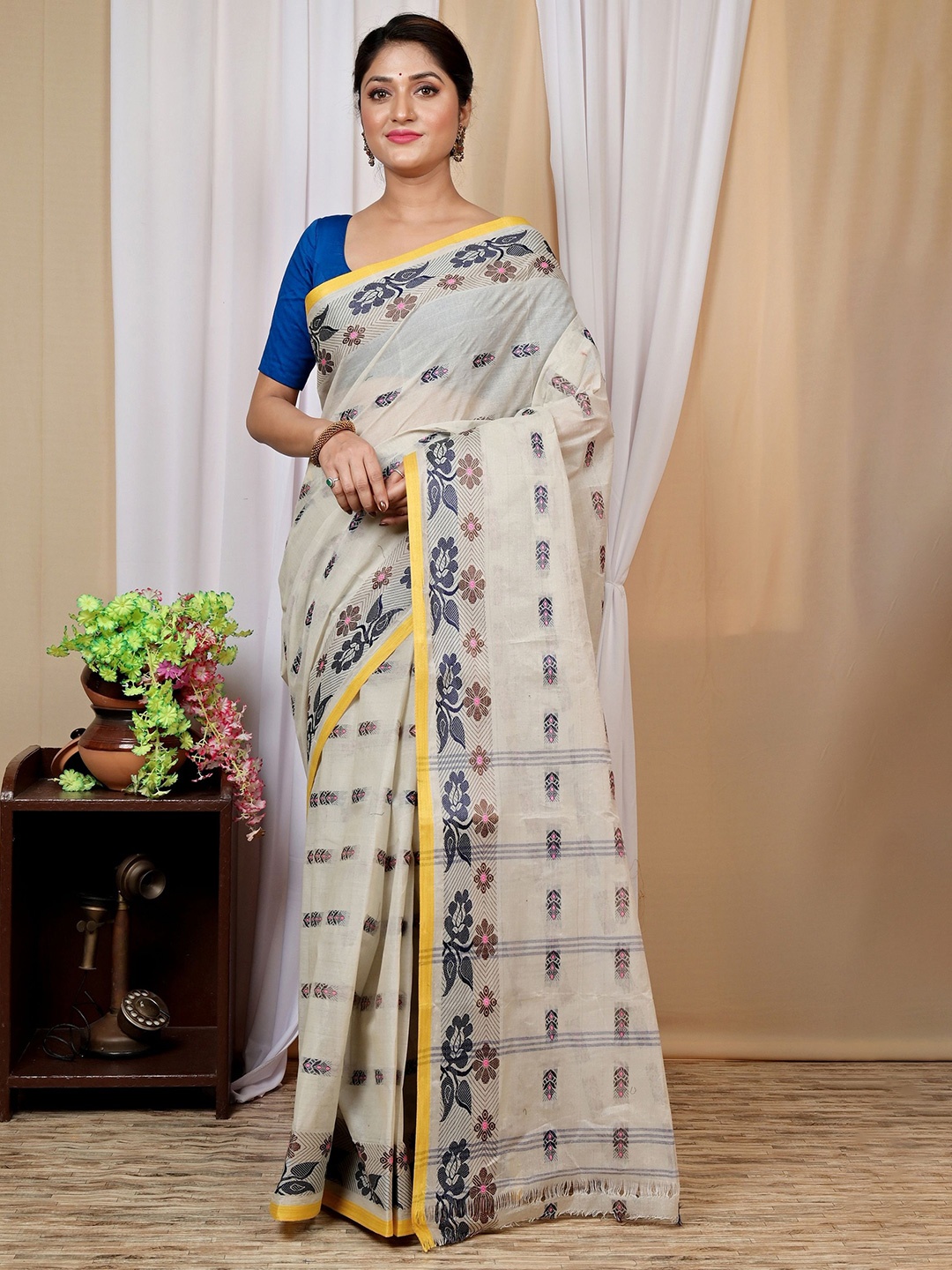 

DipDiya Woven Design Pure Cotton Taant Saree, Off white