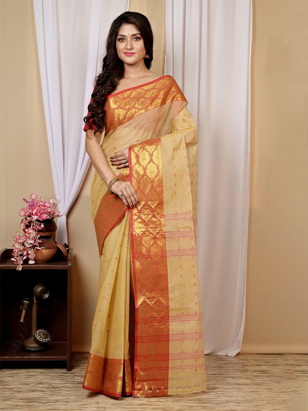 

DipDiya Ethnic Motifs Zari Pure Cotton Handloom Taant Saree, Cream