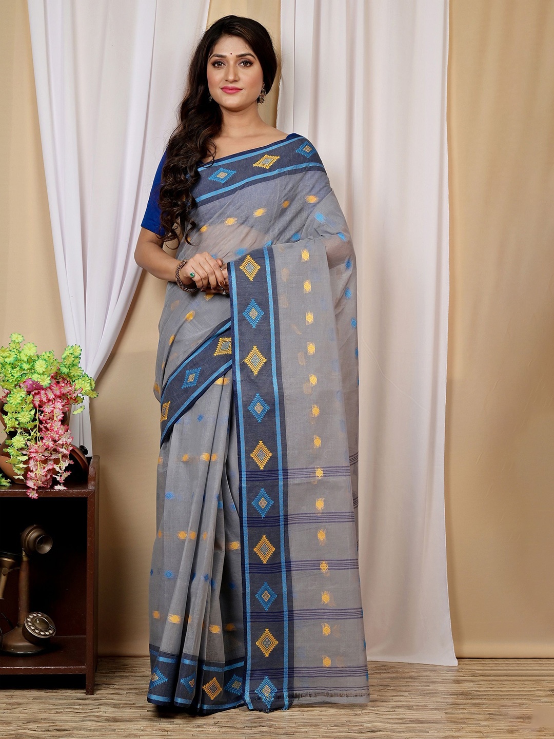 

DipDiya Woven Design Pure Cotton Taant Saree, Grey