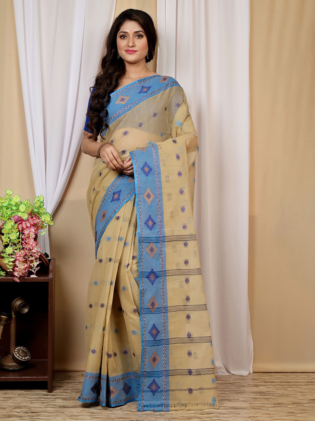 

DipDiya Ethnic Motifs Pure Cotton Taant Saree, Cream