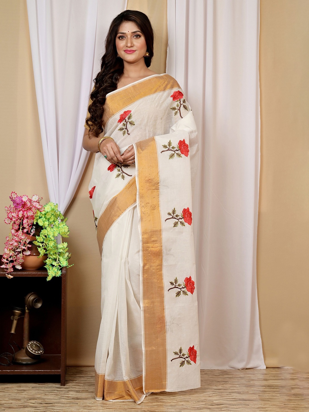 

DipDiya Woven Design Zari Pure Cotton Taant Saree, White