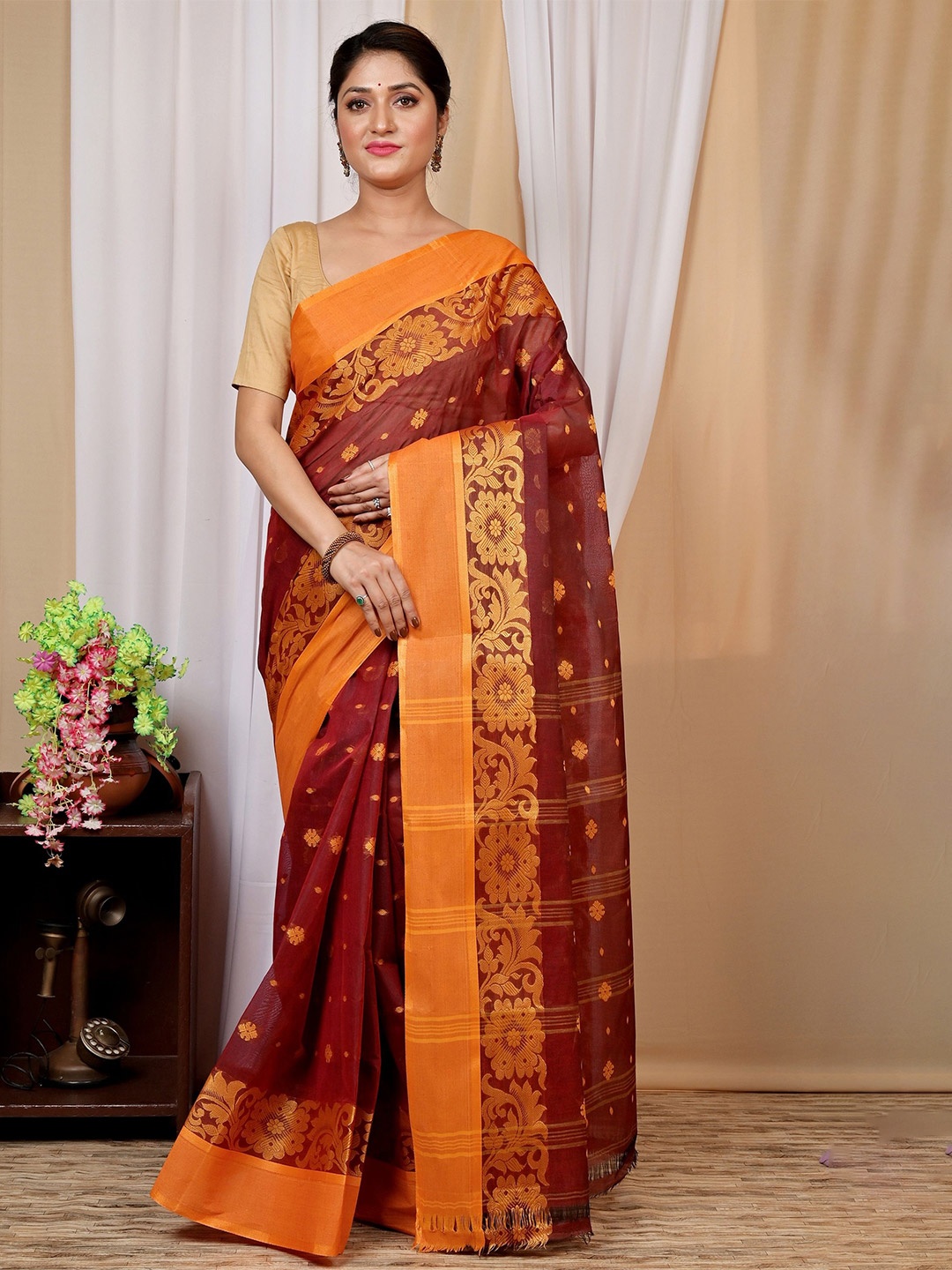 

DipDiya Woven Design Pure Cotton Taant Saree, Brown