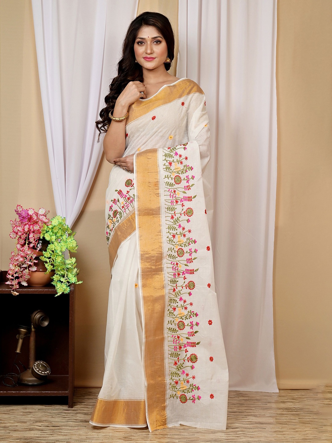 

DipDiya Floral Embroidered Pure Cotton Handloom Taant Saree, White