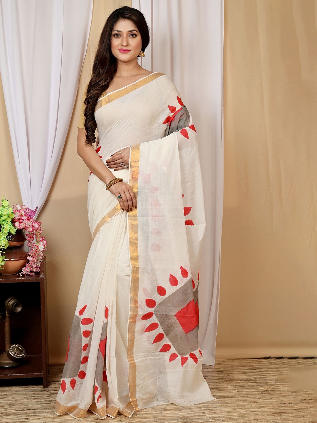 

DipDiya Printed Zari Taant Saree, White