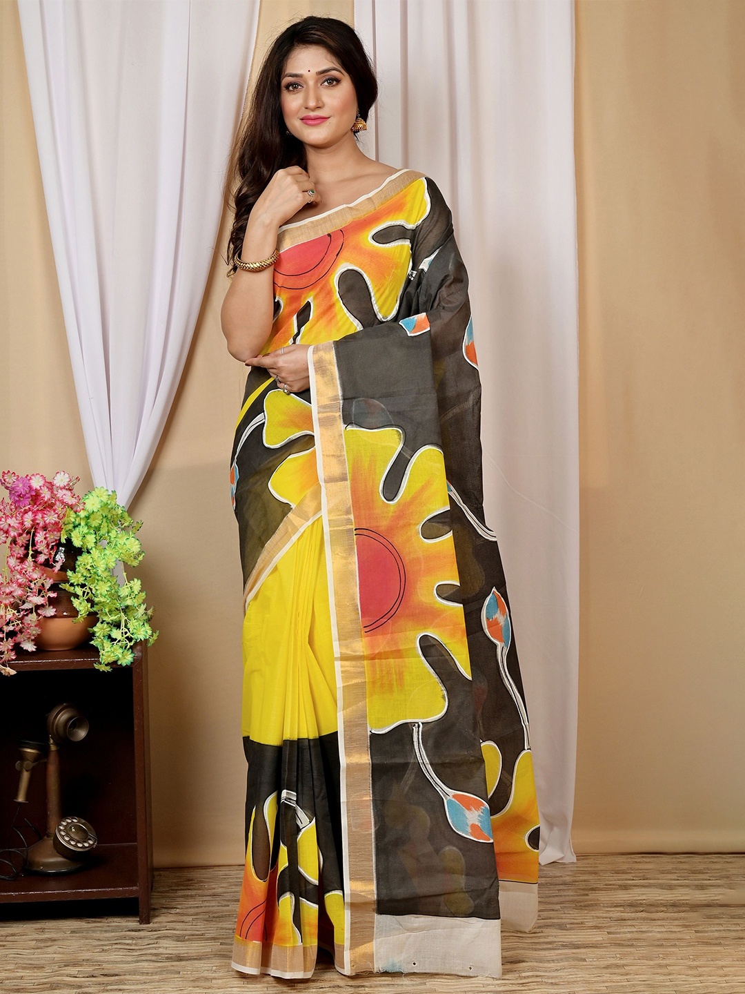 

DipDiya Floral Printed Taant Saree, Black