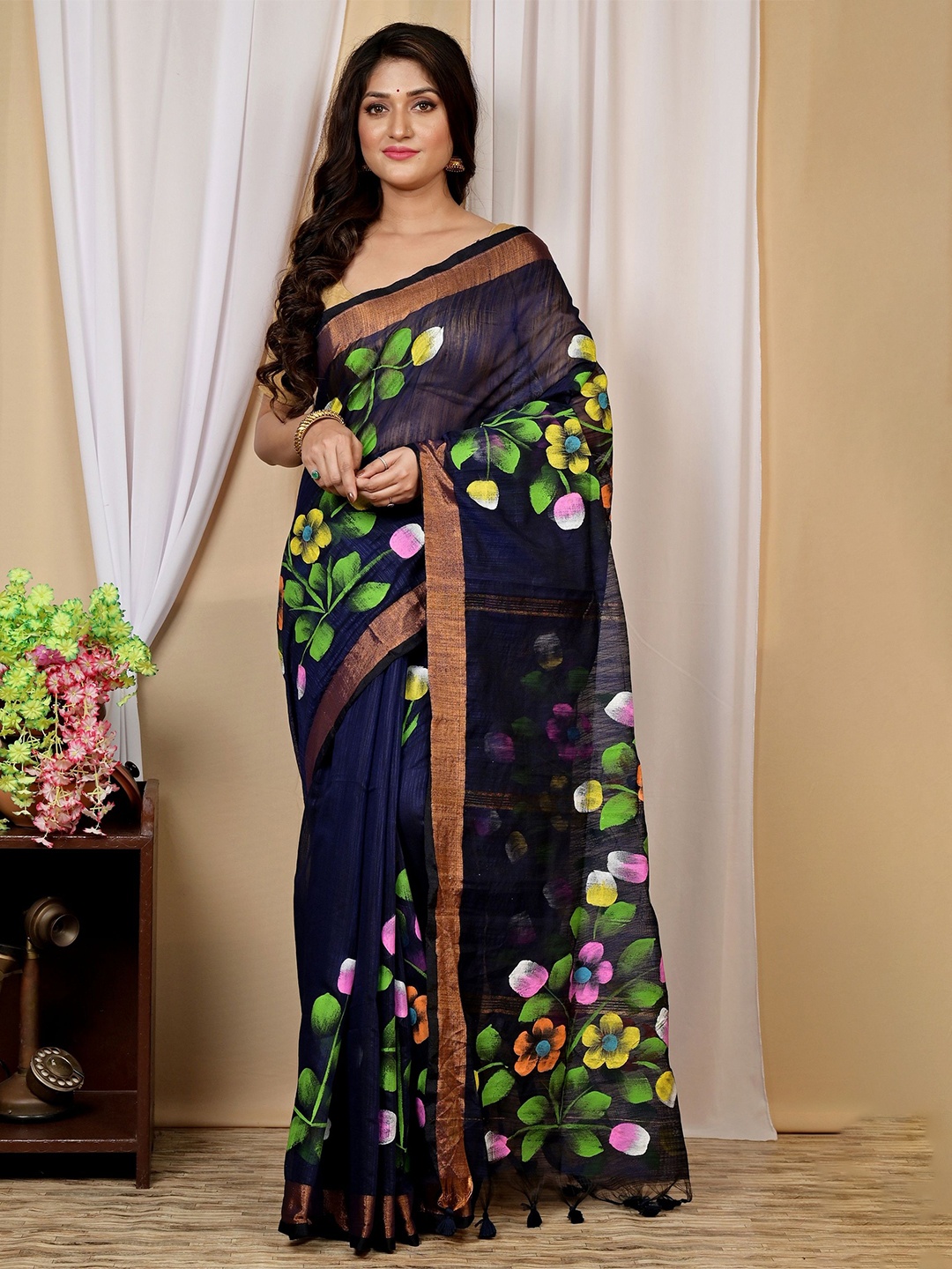

DipDiya Floral Printed Taant Saree, Black