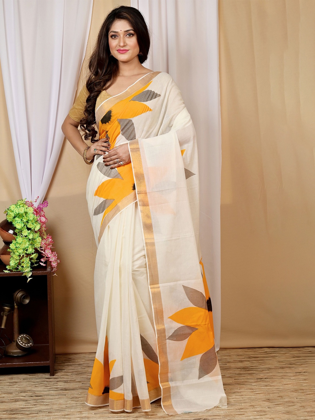 

DipDiya Floral Zari Printed Taant Saree, White