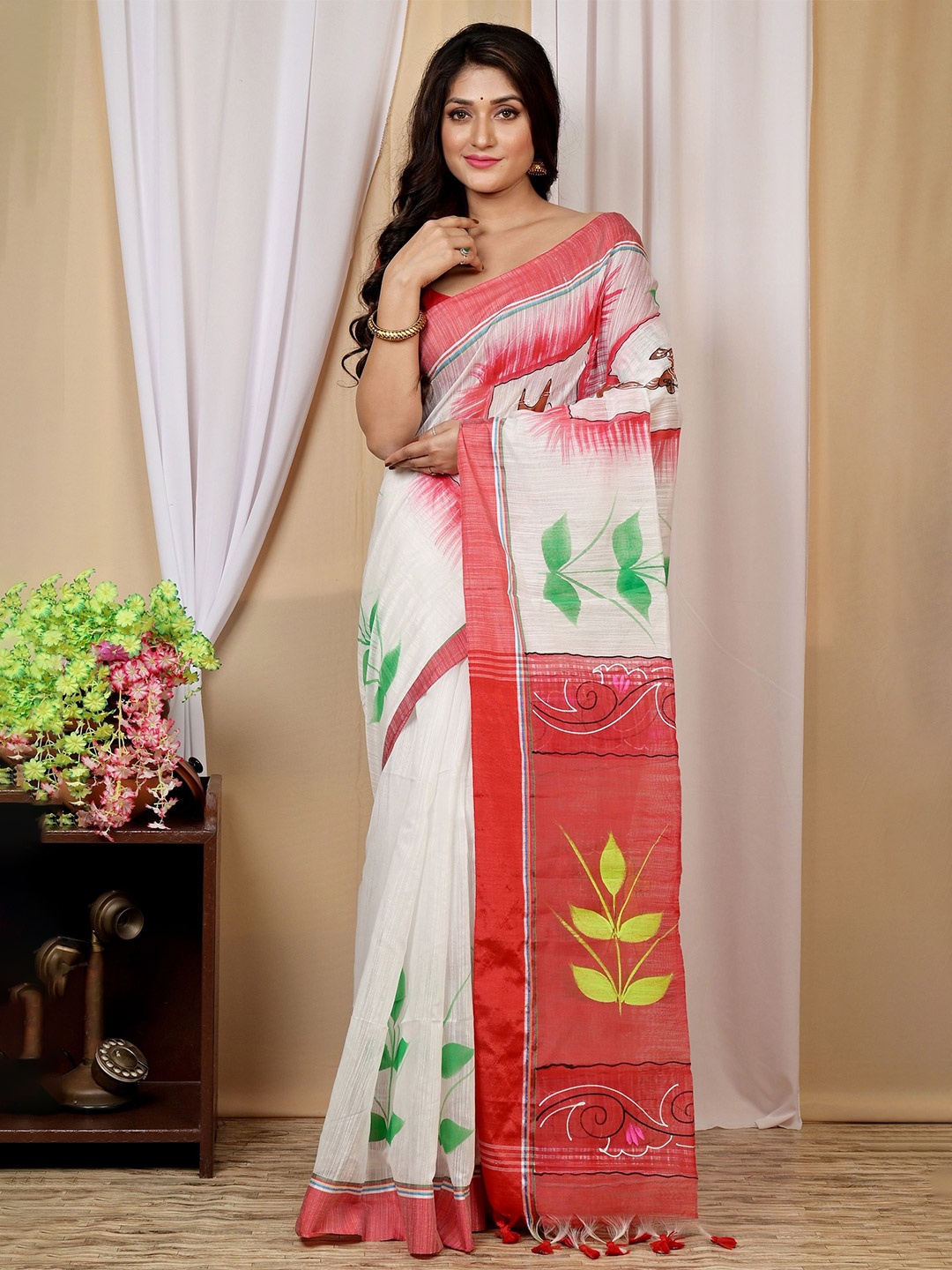 

DipDiya Albela Printed Handloom Taant Saree, White