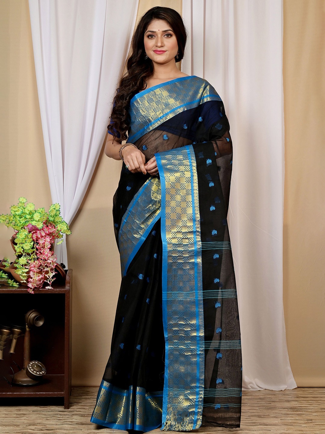 

DipDiya Woven Design Zari Pure Cotton Handloom Taant Saree, Black