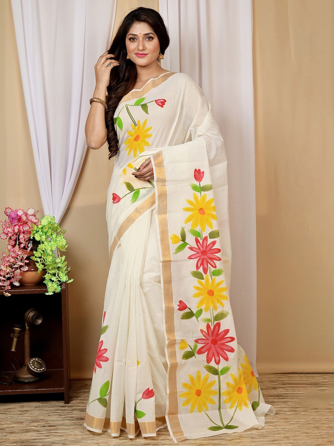 

PuJoy Floral Printed Taant Saree, White