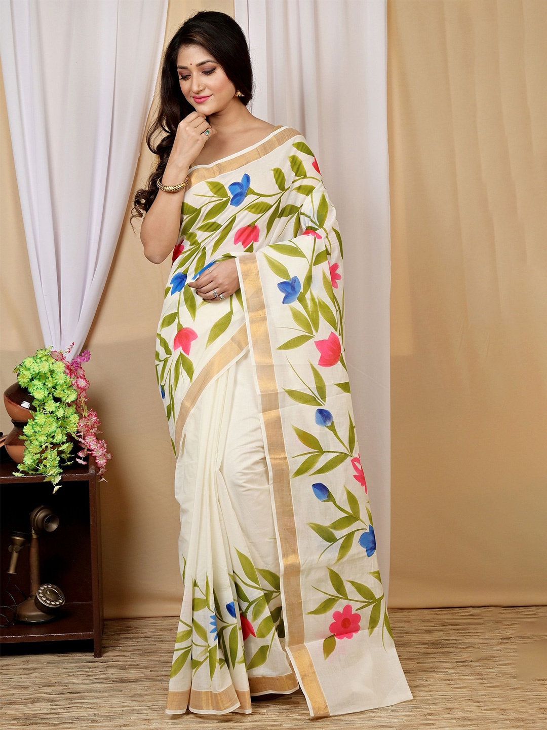 

PuJoy Floral Printed Zari Taant Saree, Off white