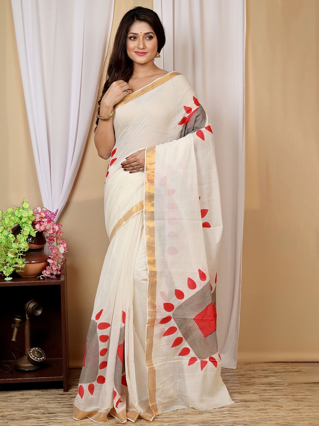 

PuJoy Handloom Taant Saree, White