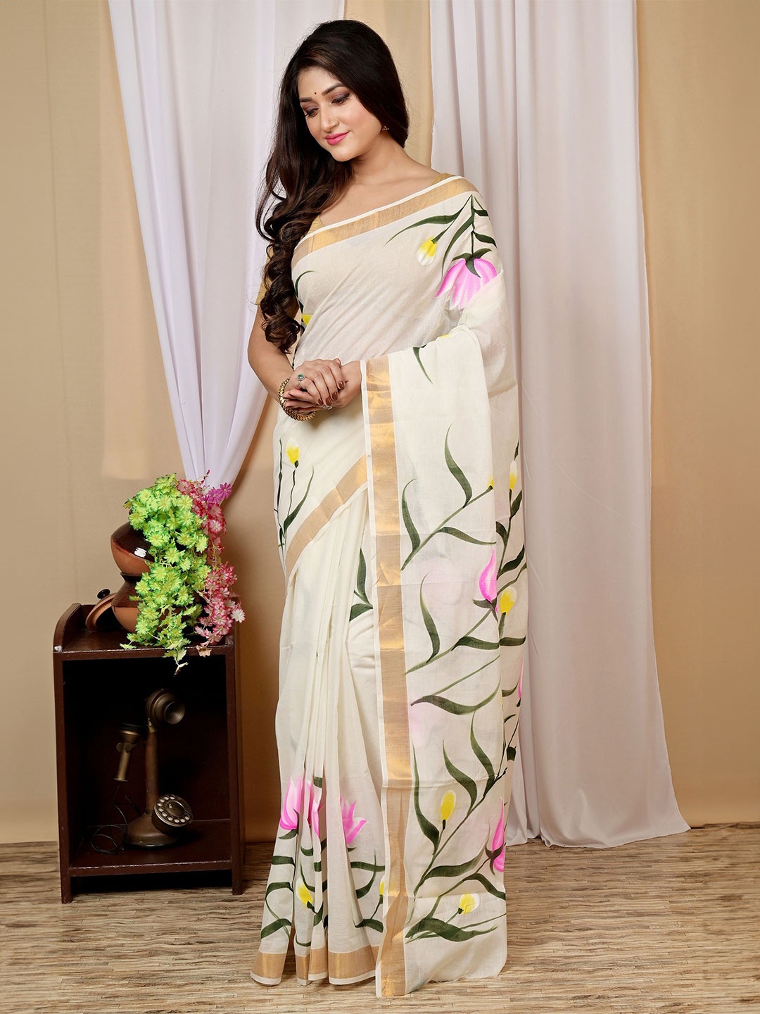

PuJoy Hataka Floral Printed Zari Taant Saree, Off white