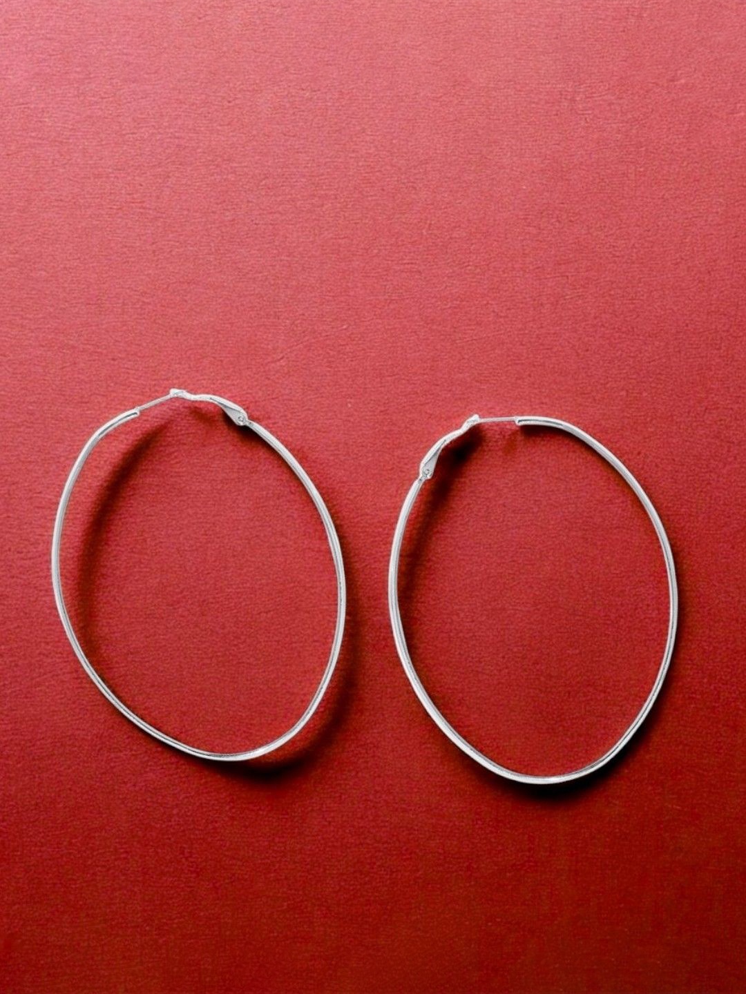 

DressBerry Silver-Plated Oval Shaped Hoop Earrings