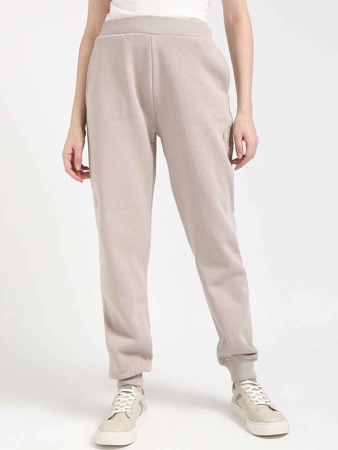 

Calvin Klein Jeans Women Mid-Rise Joggers, Brown