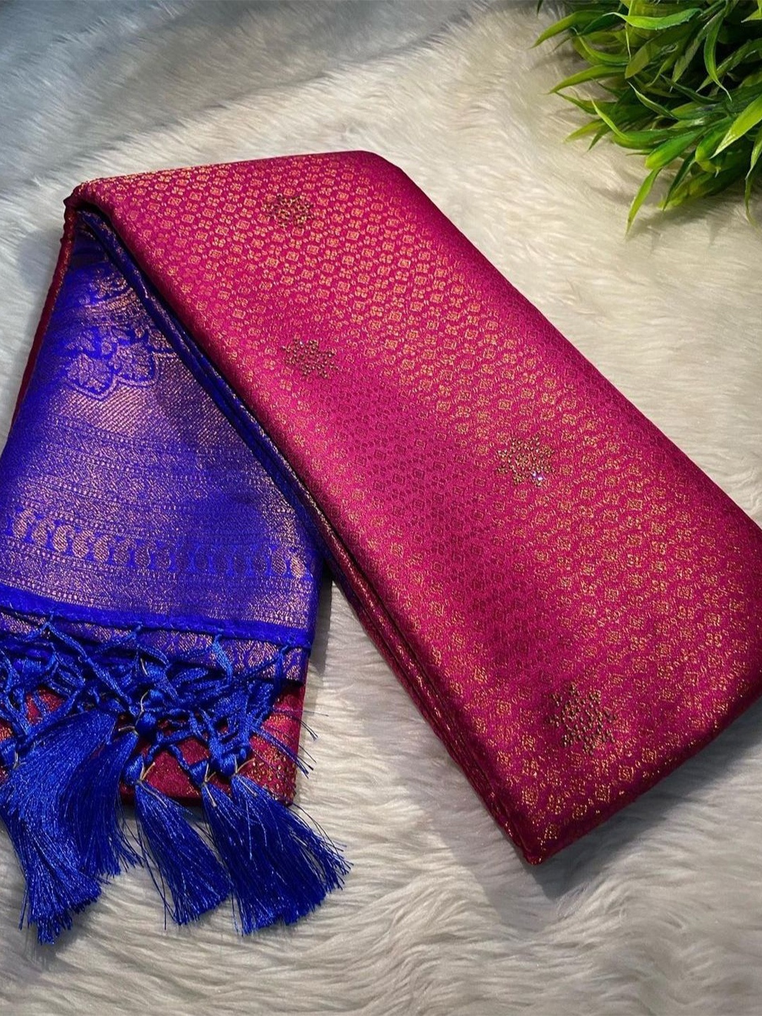

DIVASTRI Ethnic Motifs Woven Design Beads and Stones Pure Silk Banarasi Saree, Pink