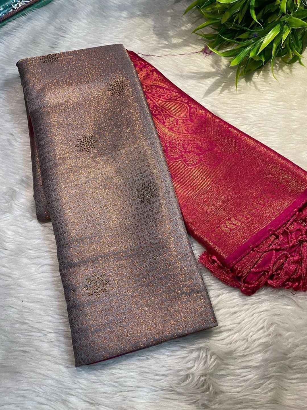 

DIVASTRI Woven Design Pure Silk Banarasi Saree, Maroon