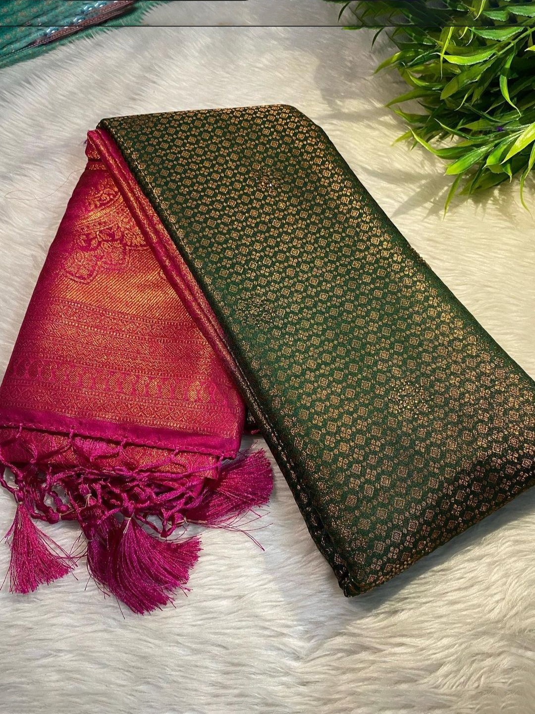 

DIVASTRI Ethnic Motifs Woven Design Pure Silk Banarasi Saree, Green