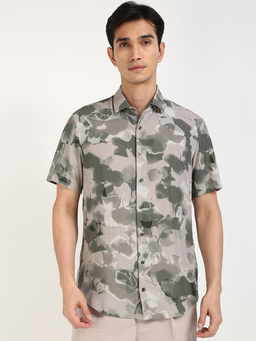 

Calvin Klein Jeans Men Cutaway Collar Abstract Printed Cotton Casual Shirt, Off white