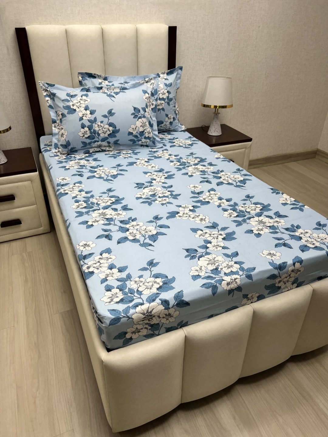 

Pure Decor Blue & White Pure Cotton Floral 220 TC Single Bedsheet Set 1.73 m x 2.36 m