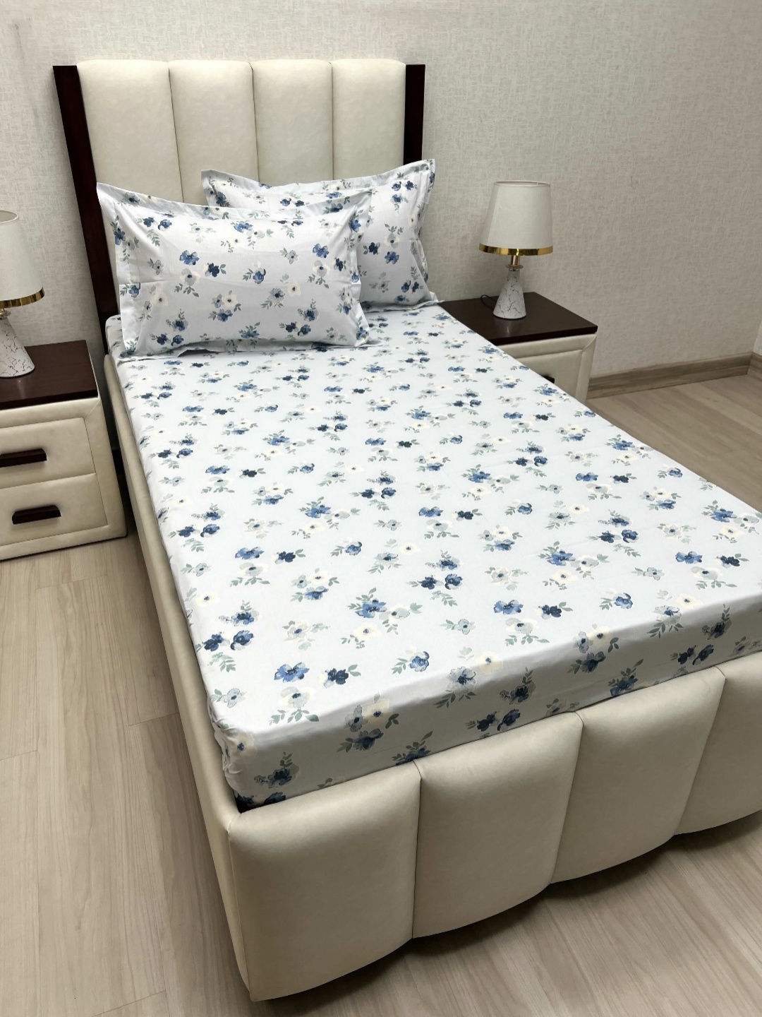 

Pure Decor White & Blue Floral Pure Cotton 220 TC Single Bedsheet Set 1.73 m x 2.36 m