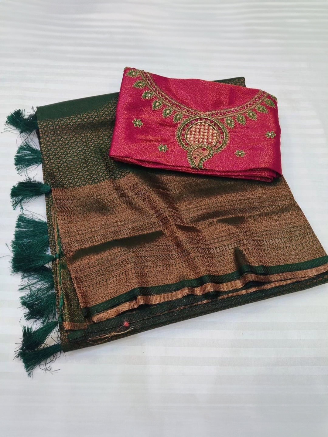 

DIVASTRI Woven Design Pure Silk Banarasi Saree, Green