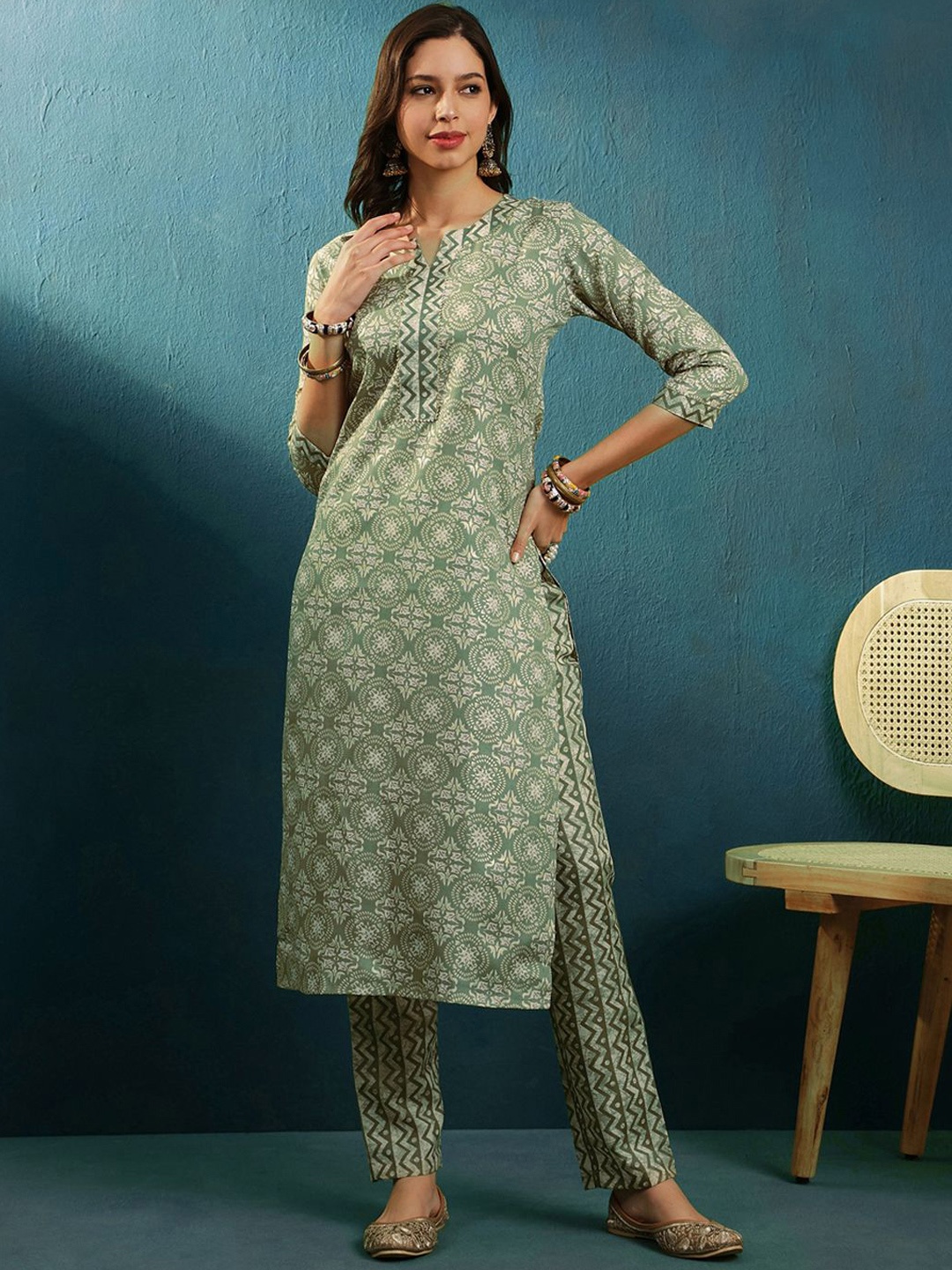 

Kvsfab Ethnic Motifs Printed Gotta Patti Notch Neck Straight Kurta With Trousers, Green