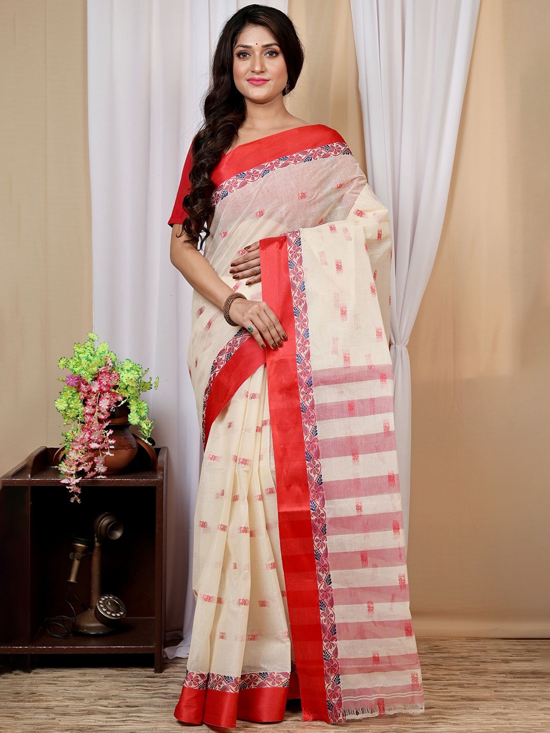 

Ruuprekha Woven Design Pure Cotton Taant Saree, Cream