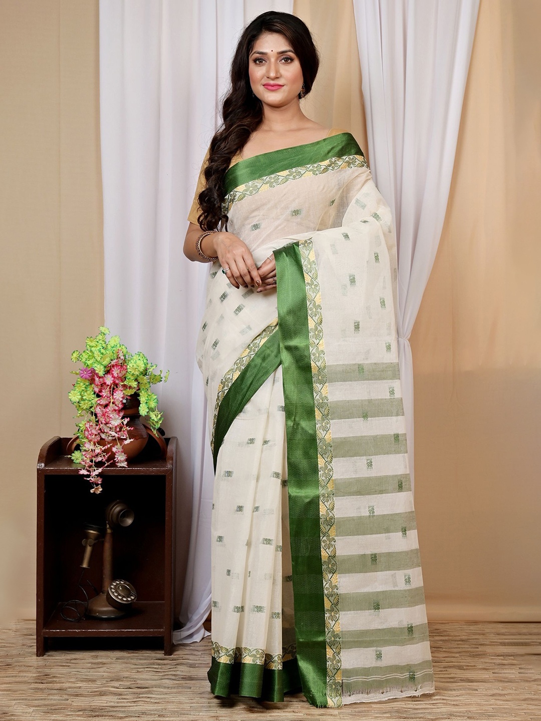 

Ruuprekha Woven Design Pure Cotton Taant Saree, Green