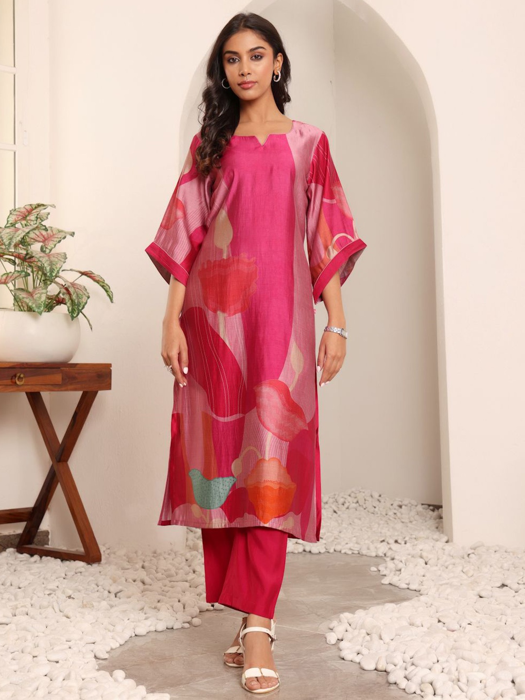 

Varanga Abstract Printed Notch Neck Chanderi Silk Straight Kurta With Trousers, Fuchsia