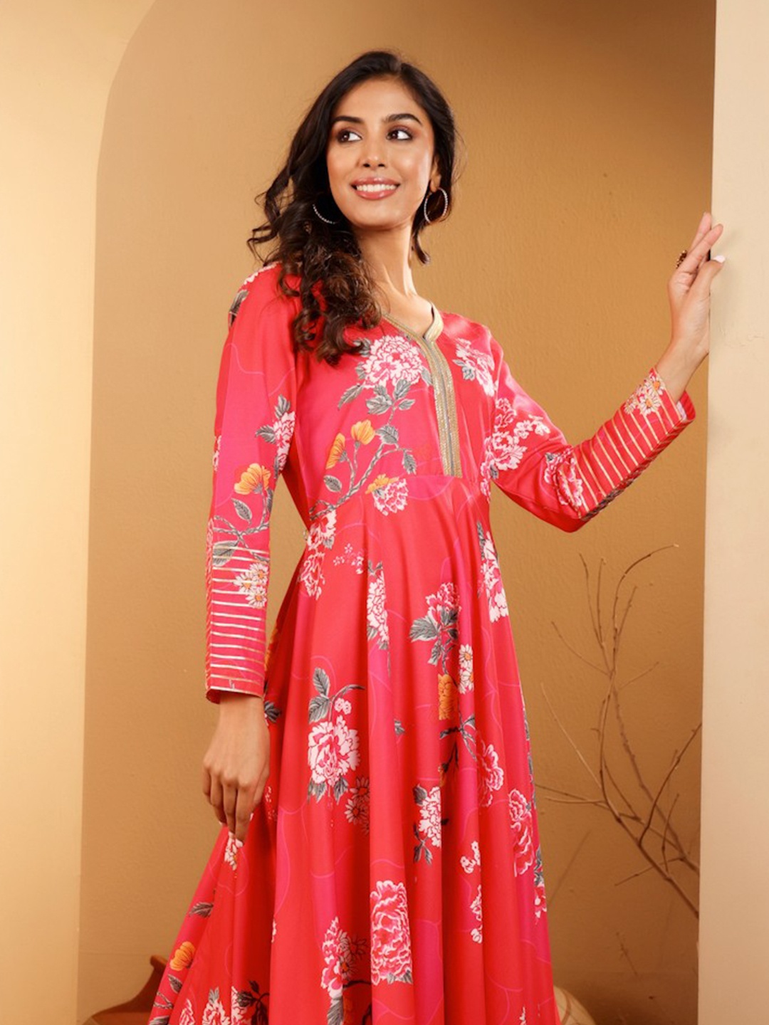 

Varanga Floral Printed Sequinned V-Neck Anarkali Kurta, Red