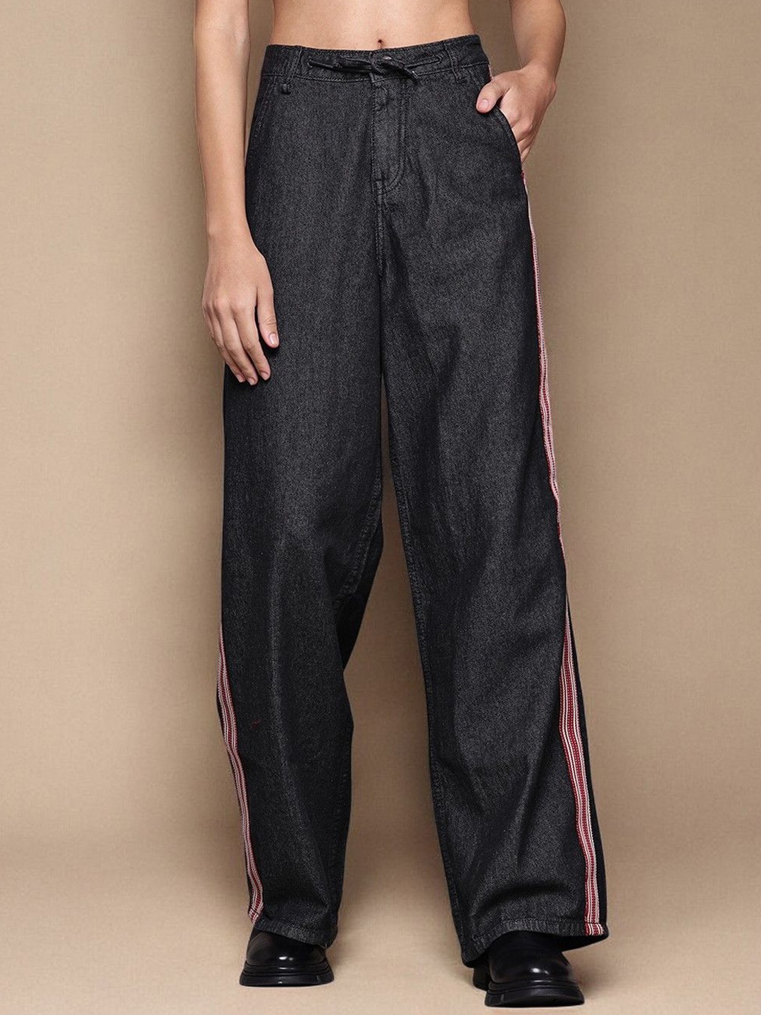 

The Roadster Lifestyle Co. Women Pure Cotton Low Rise Wide Leg Jeans, Charcoal