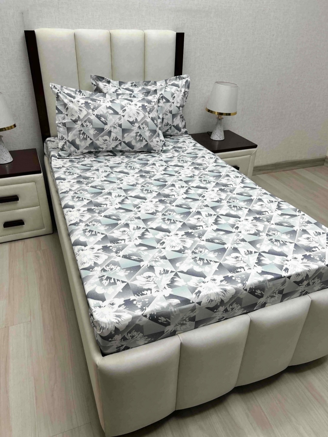 

Pure Decor Lounge White Printed Pure Cotton 200 TC Single Bedsheet Set 1.73 m x 2.36 m