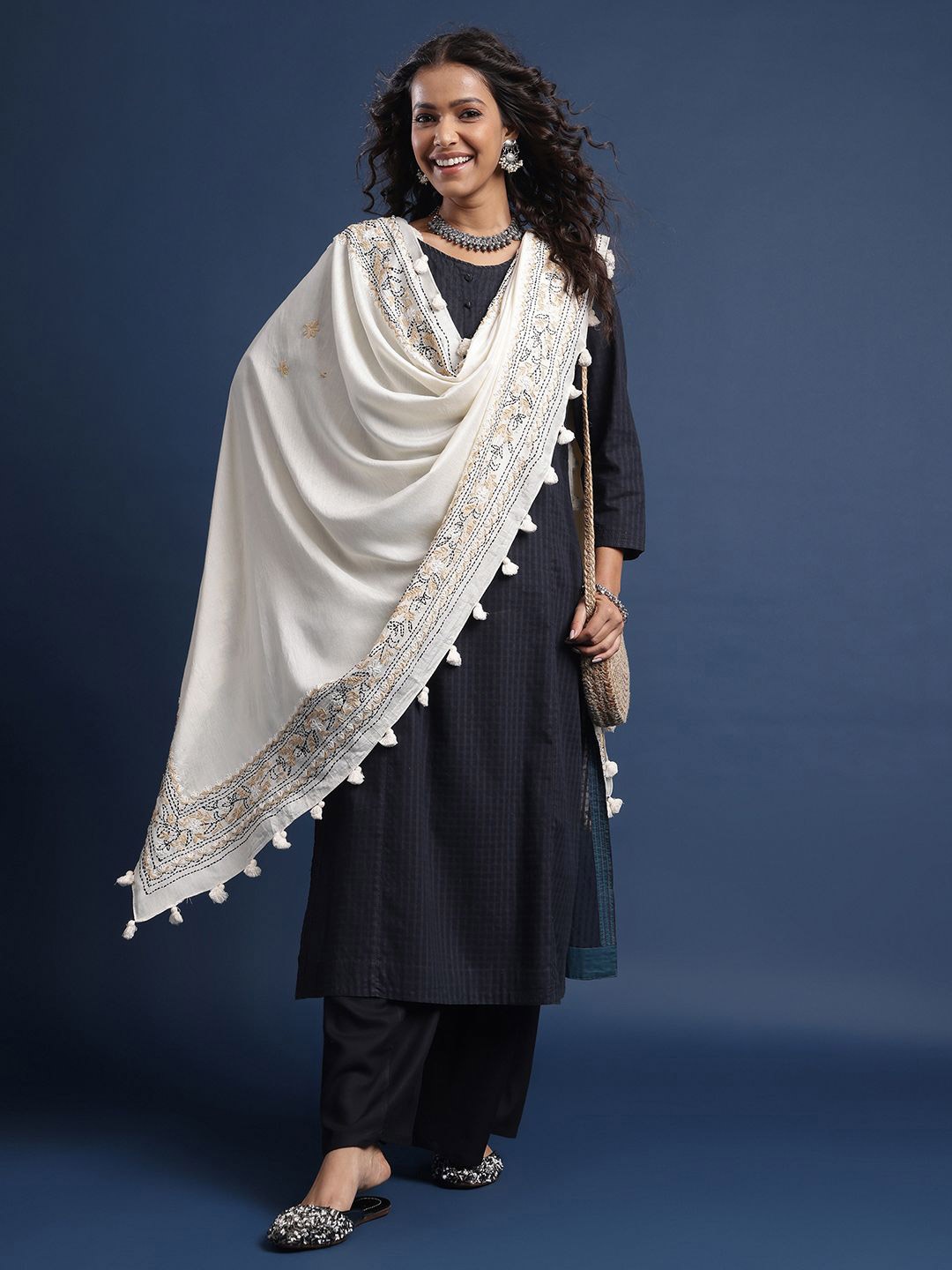 

Taavi Floral Embroidered Tasselled Border Dupatta, Off white