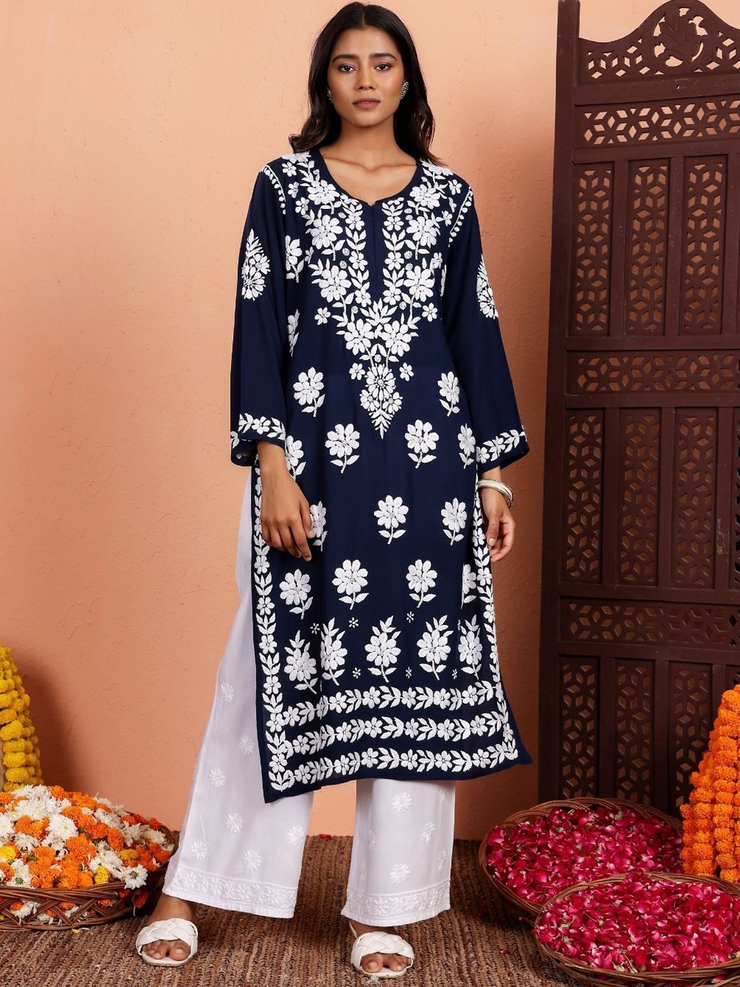 

Chowkhat Floral Embroidered Chikankari Notch-Neck Straight Kurta, Navy blue