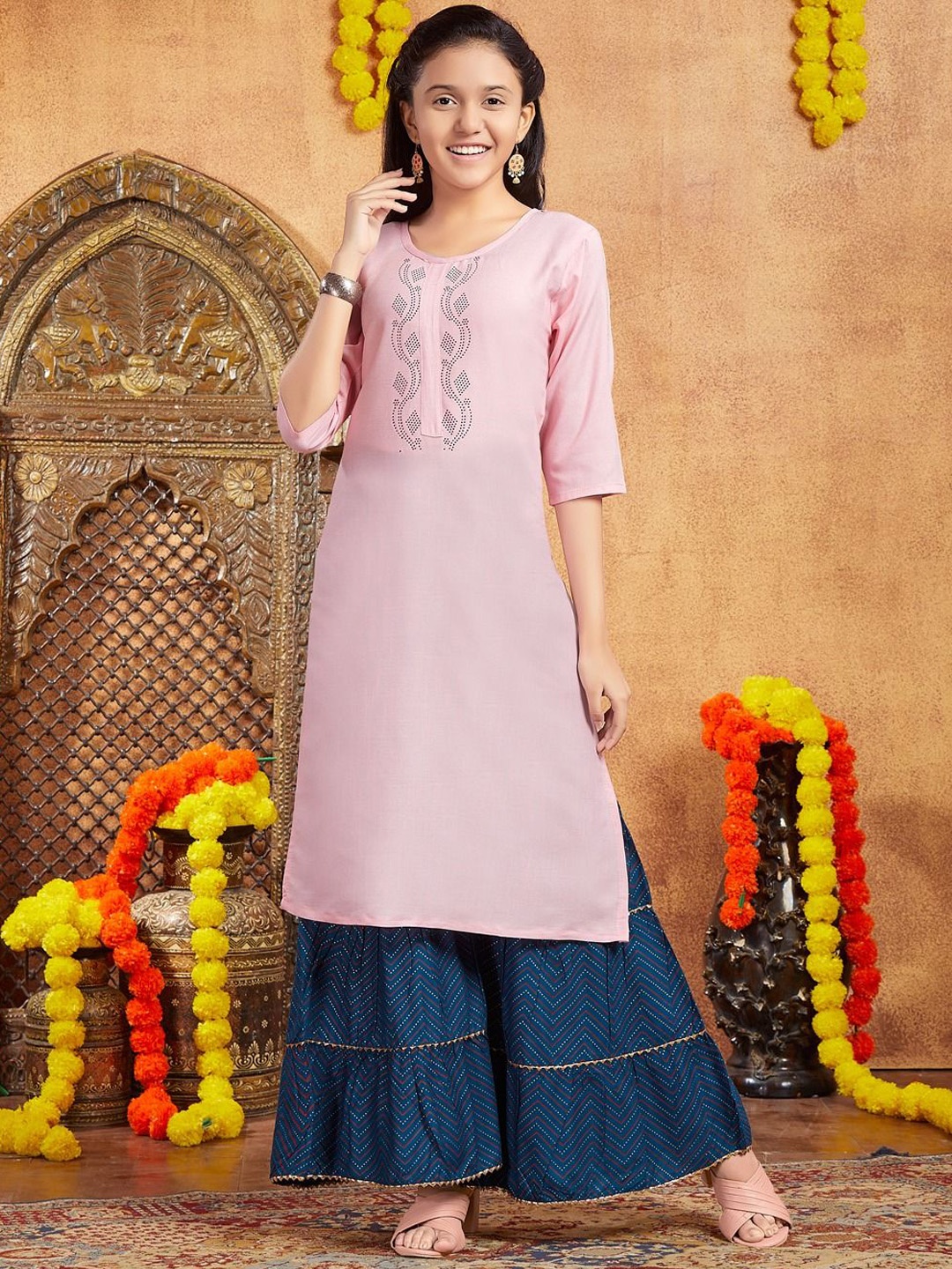 

Sangria Girls Pink Floral Embellished Round Neck Straight Cotton Kurta