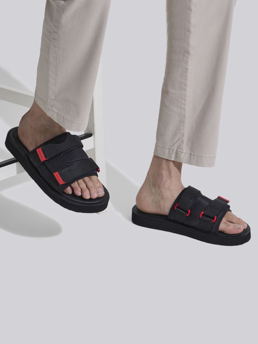 

NEEMANS Men Breezy Fluff Comfort Sandals, Black