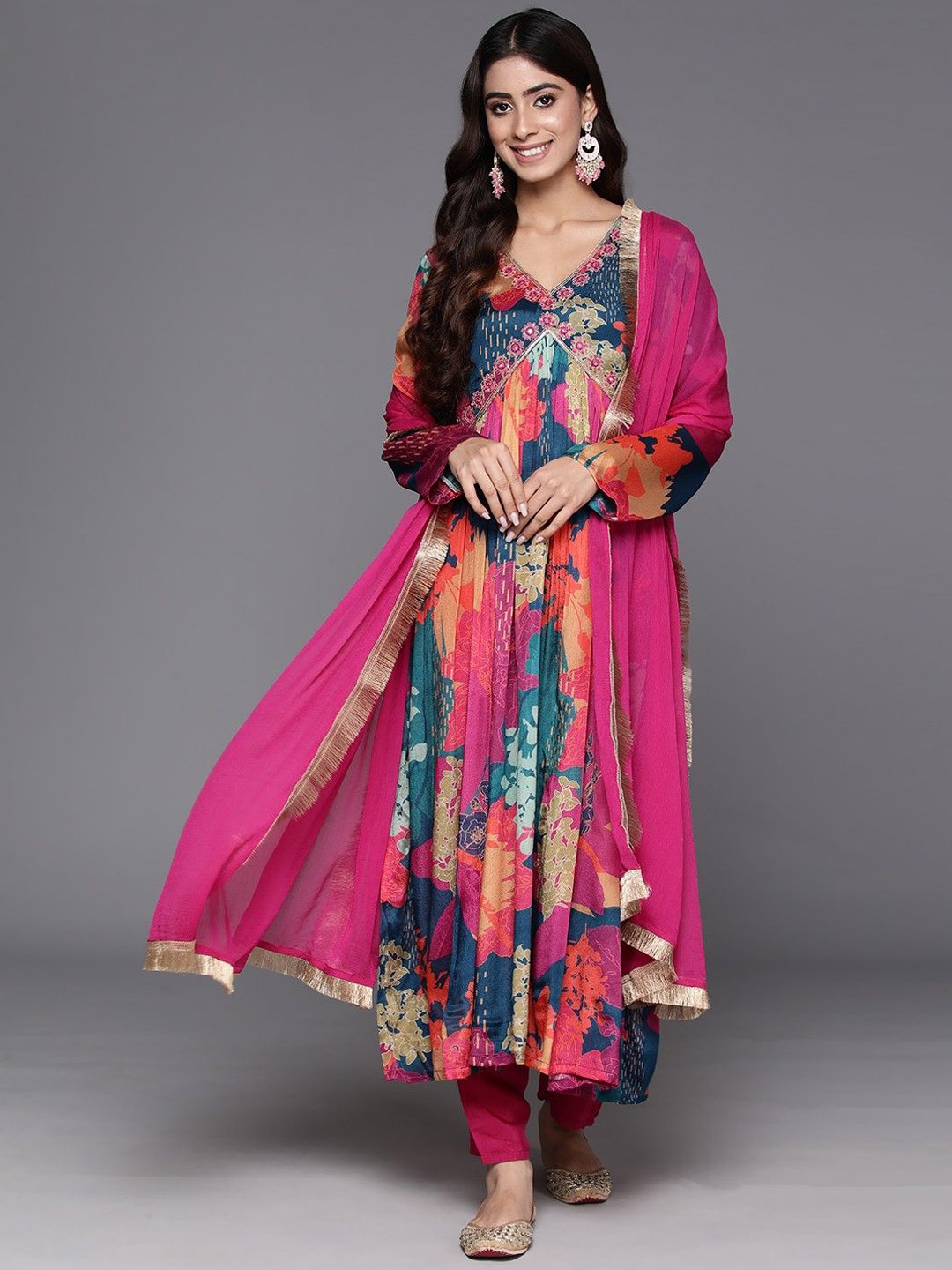 

PARNAVI Floral Printed Empire V-Neck Kurta With Trousers And Dupatta, Pink