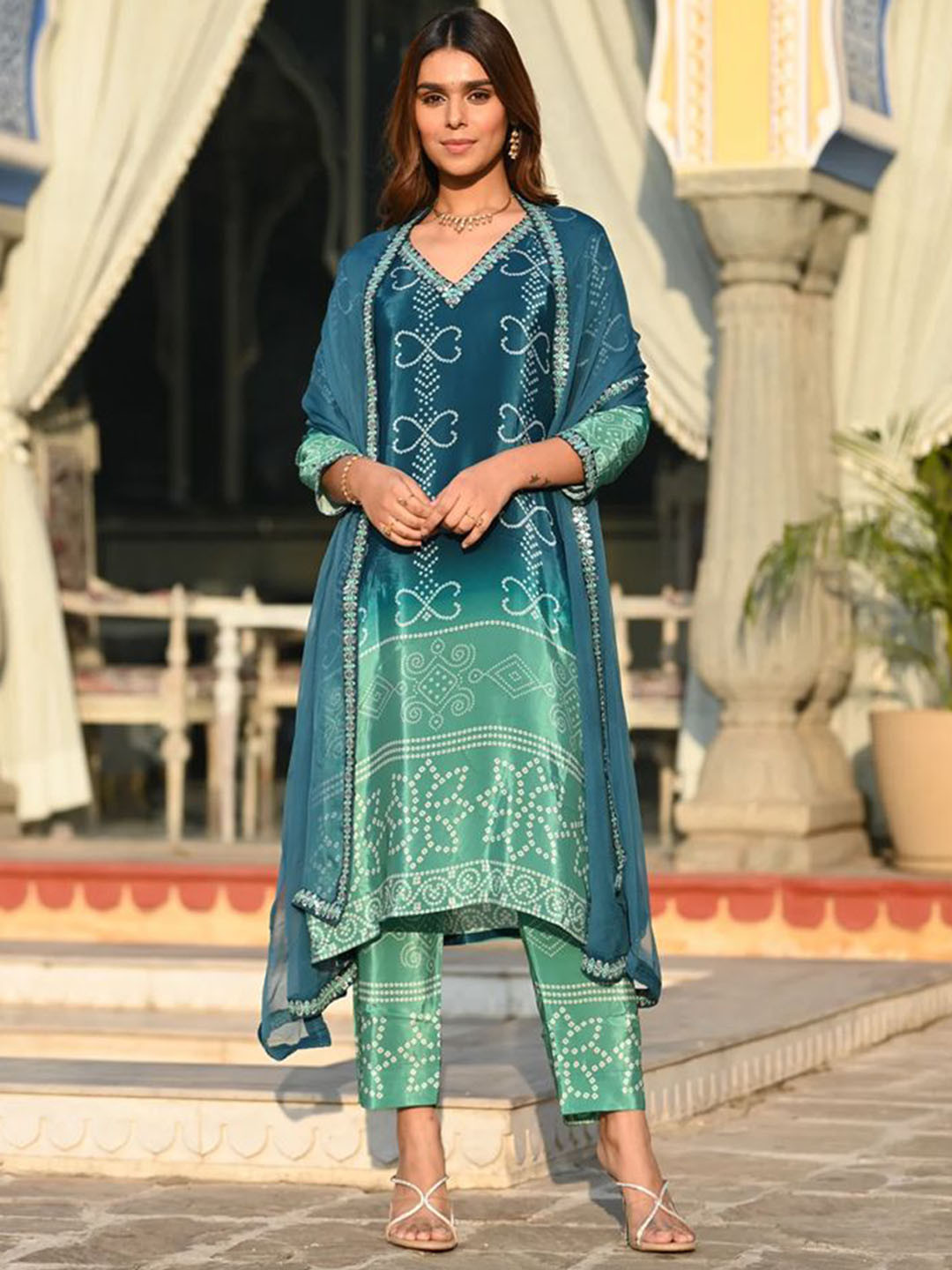 

STYLERIUM Bandhani Printed V-Neck A-Line Kurta with Trouser And Dupatta, Teal