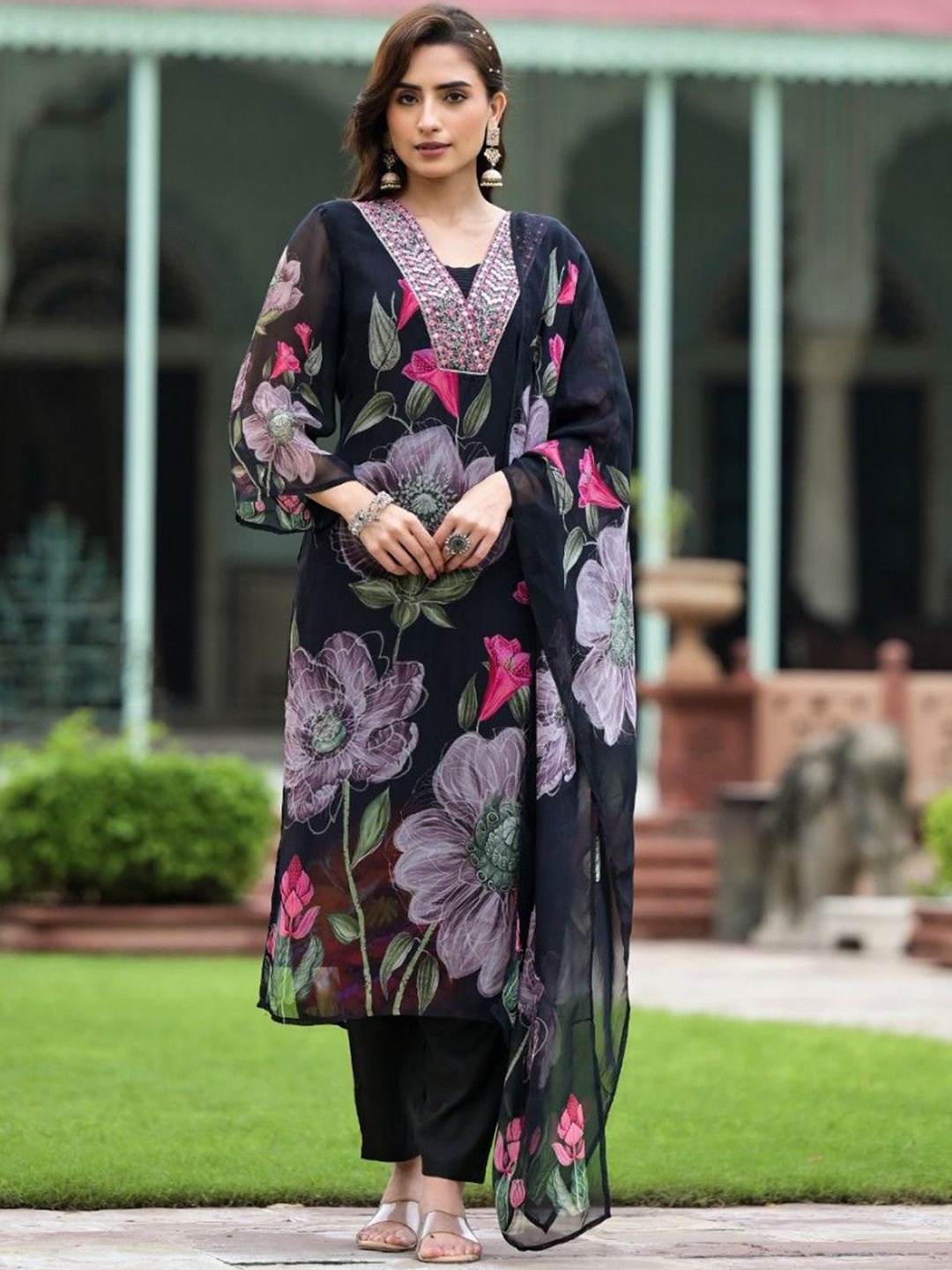 

STYLERIUM Floral Printed V-Neck Mirror Work Kurta With Trouser And Dupatta, Black