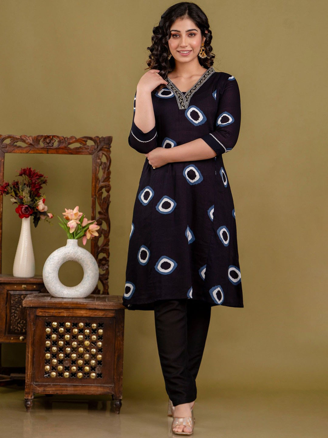 

Bunkari Bandhani Printed V-Neck A-Line Kurta With Trousers, Black