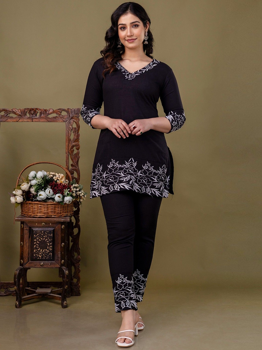 

Bunkari Floral Embroidered Pure Cotton V-Neck Straight Kurta With Trousers, Black