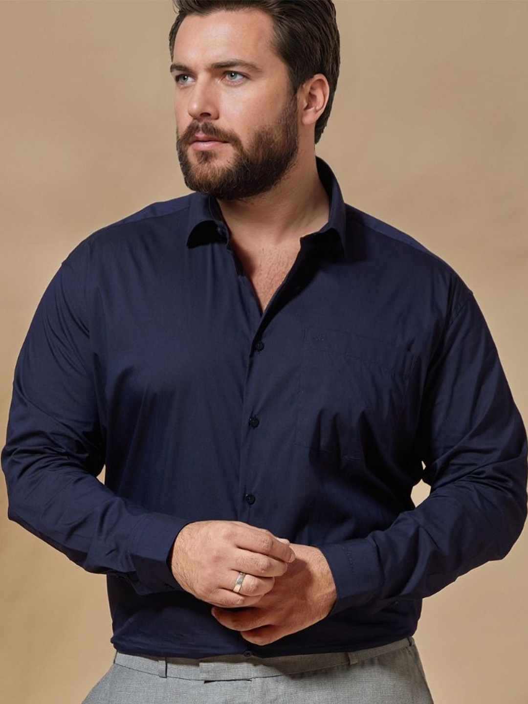 

Aldeno Men Plus Size Muscle Fit Cutaway Collar Solid Cotton Formal Shirt, Navy blue