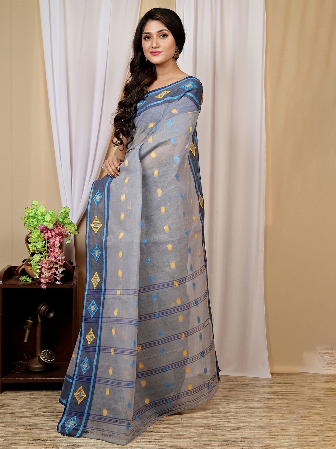 

PuJoy Ethnic Motifs Woven Design Pure Cotton Taant Saree, Grey