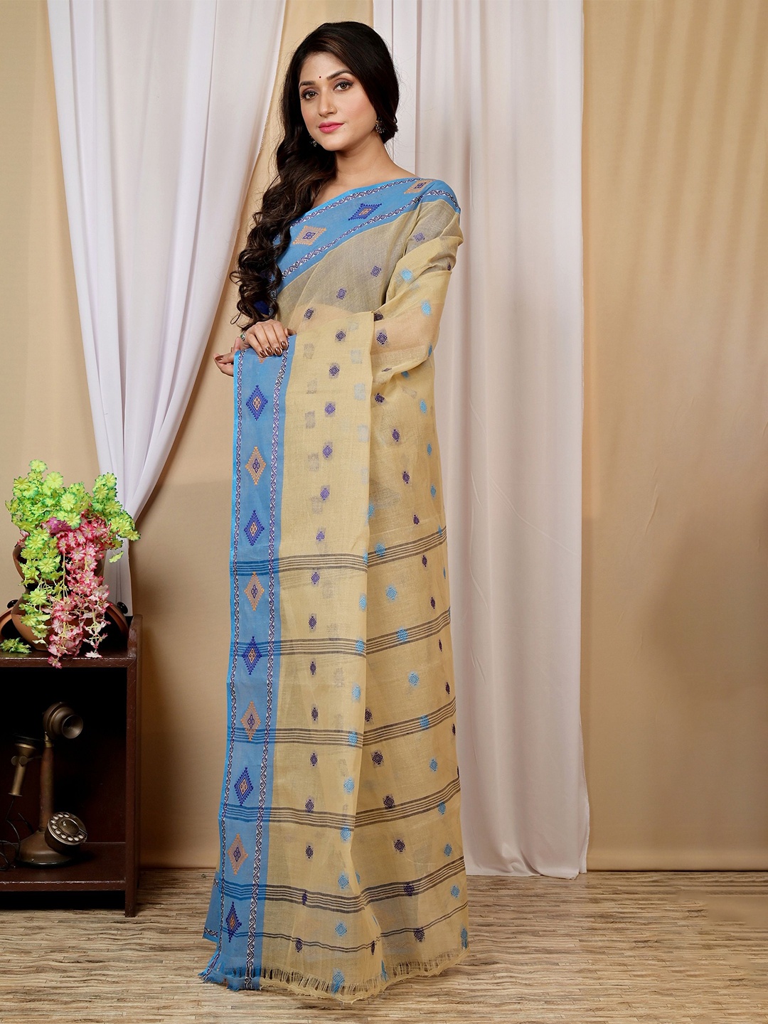 

PuJoy Woven Design Zari Pure Cotton Taant Saree, Cream